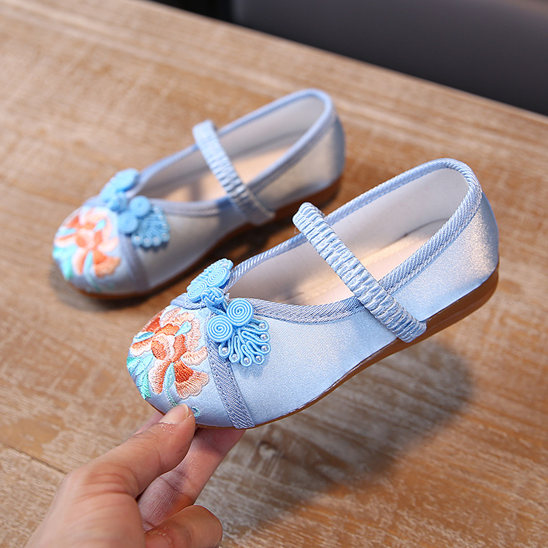 Factory direct supply 2020 spring new children's embroidered shoes Chinese style girls flat Chinese clothing shoes can be a generation of hair