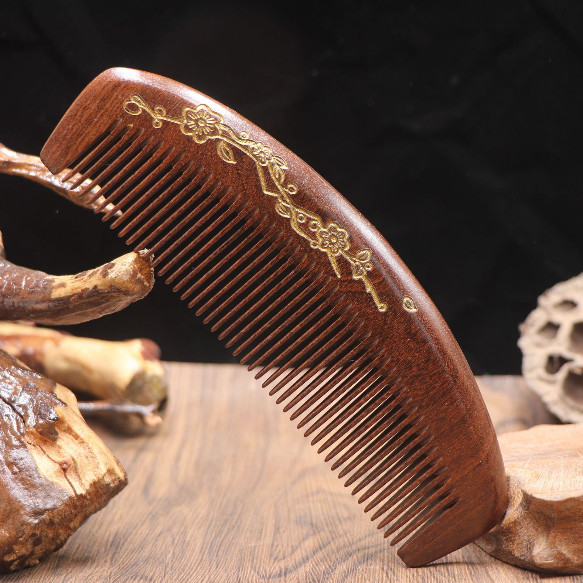 Factory direct gold sandalwood comb Crescent 16cm electrostatic comb curly hair wooden comb support custom logo