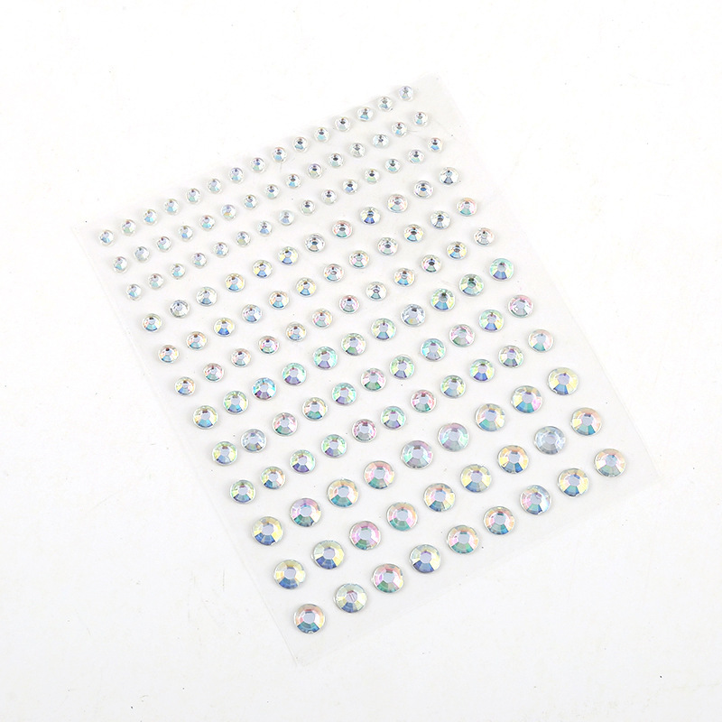 涙目に真珠をくっつけるパーティーは、接着剤のない眉間に目をくっつけて額の顔の水にアクリルの宝石の顔をくっつける|undefined