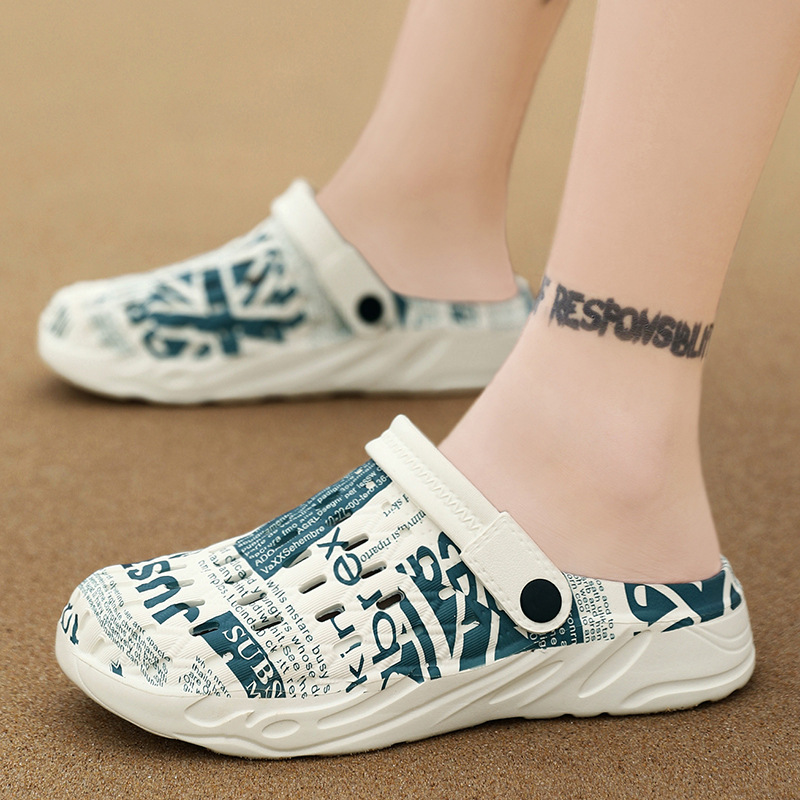 Sandals and Slippers Summer New Large Size Hole Shoes Men's Non-Slip Soft Bottom Beach Shoes Fashionable Casual Toe Sandals for Men