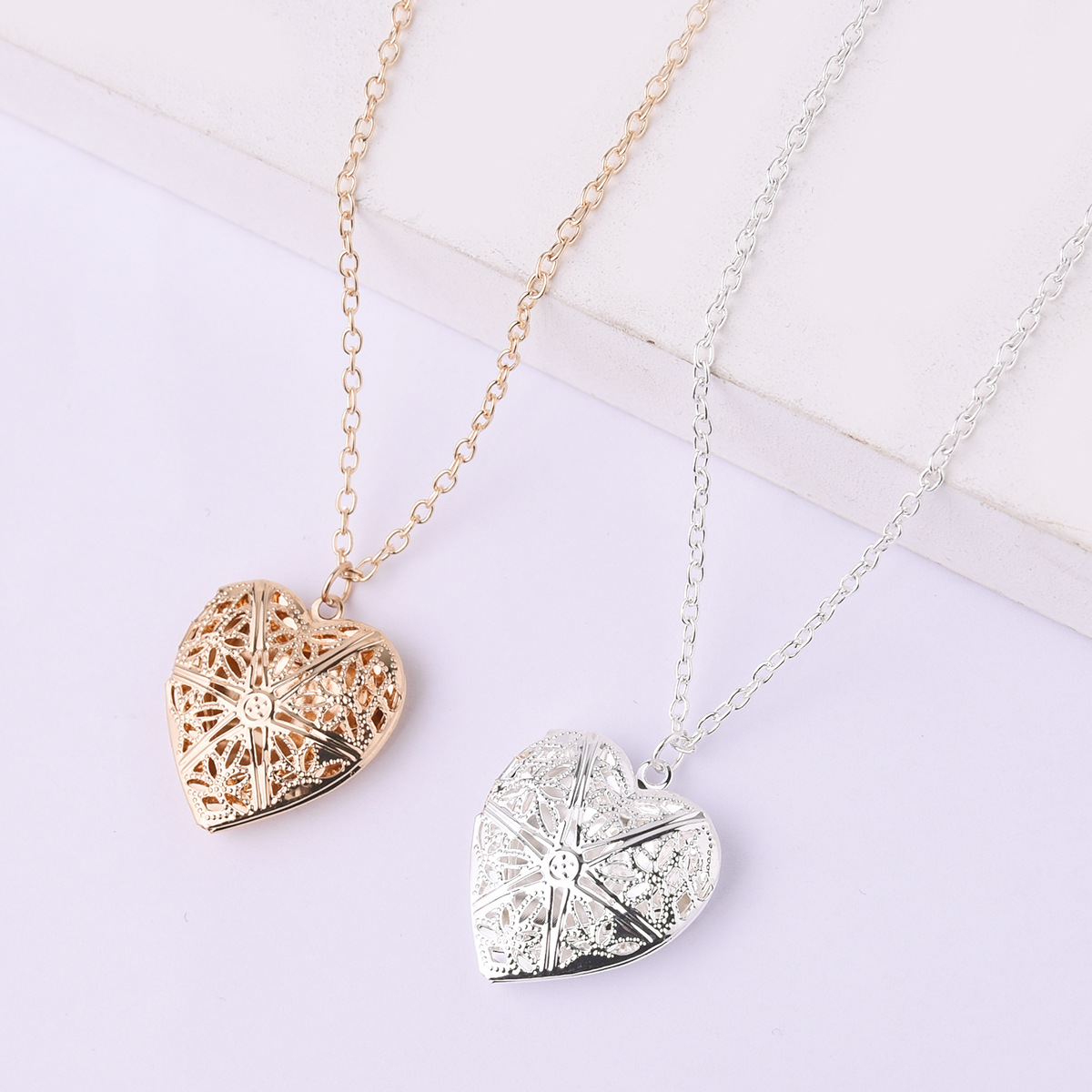Han Ru's new spot love necklace can be opened hollow heart-shaped phase box jewelry European and American jewelry manufacturers spot
