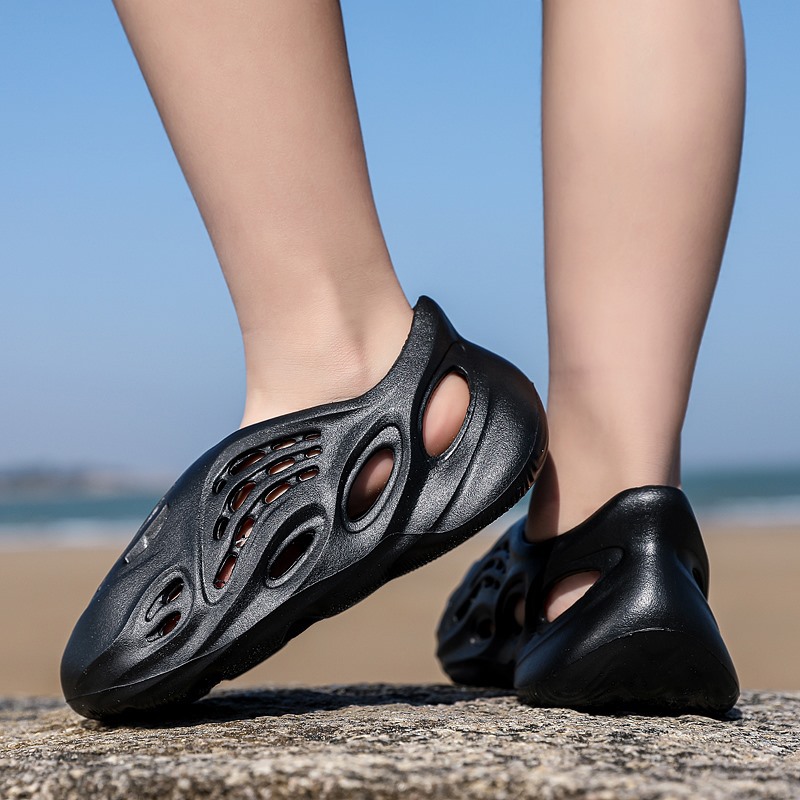 2023ins Super Fire Couple Sandals Breathable Lightweight Coconut Hole Shoes Kanye Same Style Sandals Parent-Child Outdoor Shoes