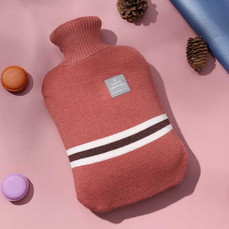 Copri borsa dell'acqua calda in maglia a righe. Semplice ed elegante, super elastico, delicato sulla pelle e morbido_voghion.com