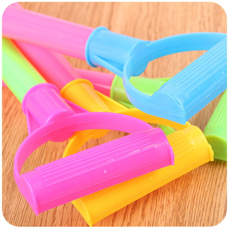 Hot Selling Sports outdoor children's sand toys plastic beach shovel Yiwu stall supply wholesale factory direct sales