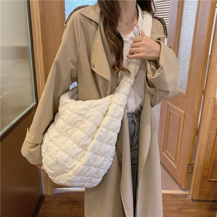 Bag Autumn and Winter New Cloud Pleated Big Bag Women's Casual Personalized Lightweight Large Capacity Dumpling Bag Crossbody Bag Commuter Bag