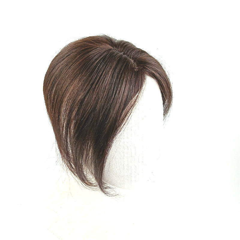 本物のかつらの頭の上で髪を補充する女性は白髪の通気性を隠して目に見えない髪の上のかつらの自然な頭の上の髪を補充する|undefined
