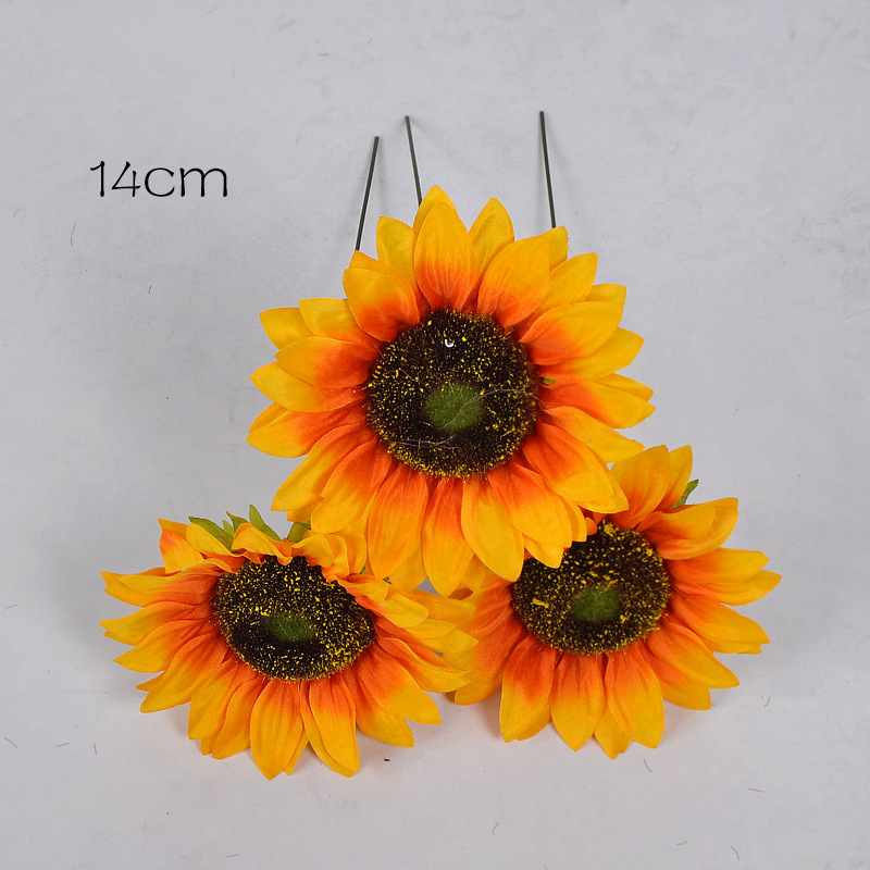 シミュレーションアクセサリーのサンプルプレートの間に祝日の室内に撮影道具のヒマワリの花の頭の太陽の花のヒマワリの花を飾っています。|undefined