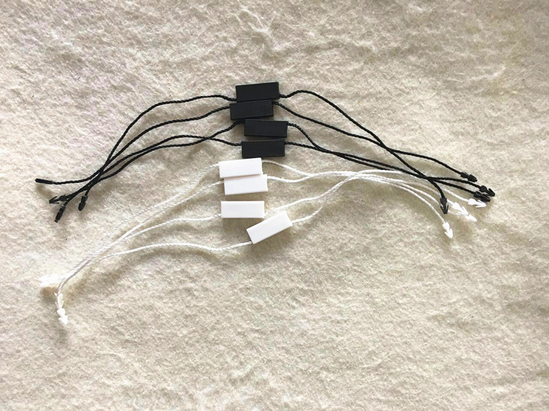 Spot letterless rectangular black and white clothing plastic hanging grain universal hanging grain double plug hanging rope hanging grain