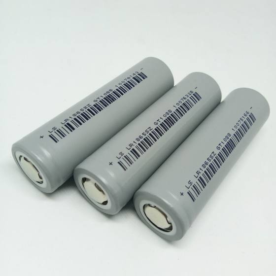 Brand new 18650 lithium battery 3200mah charging treasure camping lamp water extractor moped power flat head battery