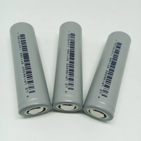 Brand new 18650 lithium battery 3200mah charging treasure camping lamp water extractor moped power flat head battery