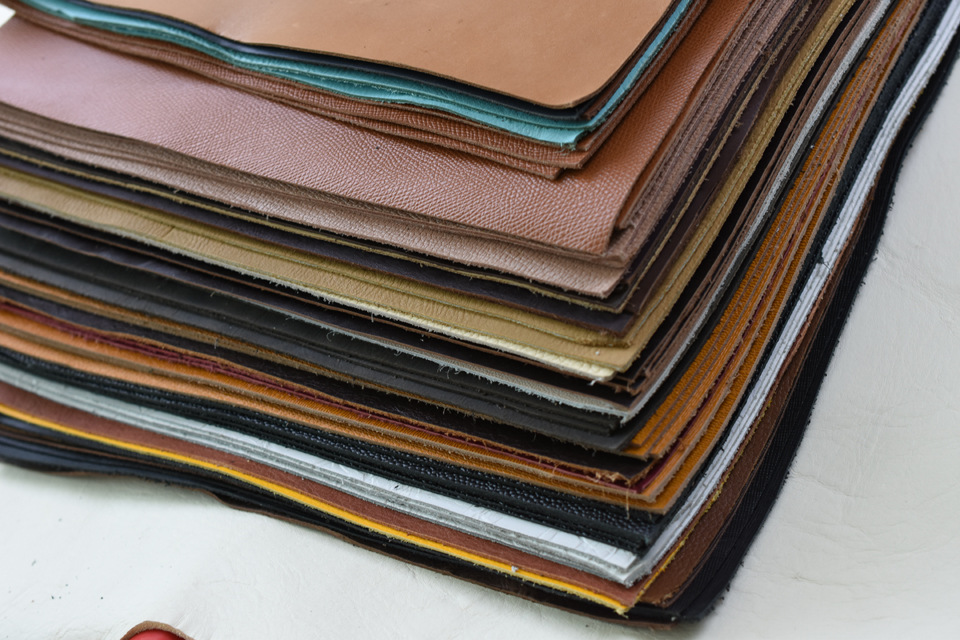 Cross-border leather goods supply year-round sales in stock of various styles of first-layer panels rectangular cowhide sample leather