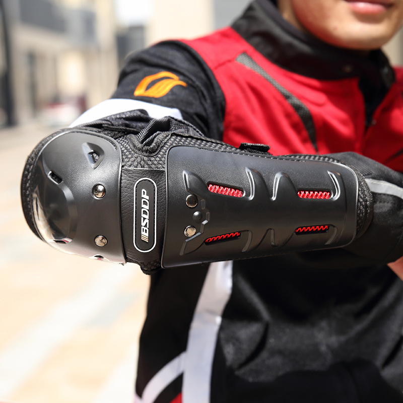 四季はバイクの膝保護の四つのセットに乗ります。|undefined