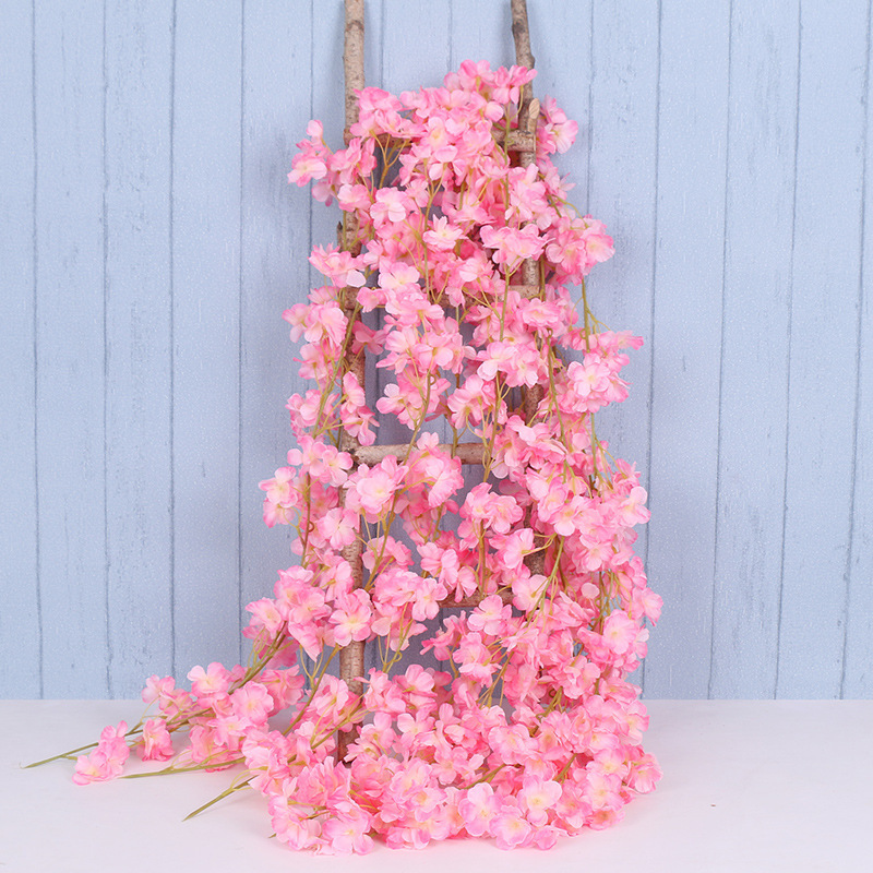 桜の藤の条をシミュレーションしてエアコンのパイプの藤の花の条の木を巻いてプラスチックの造花の藤の条をシミュレーションして花の藤を飾ります。|undefined