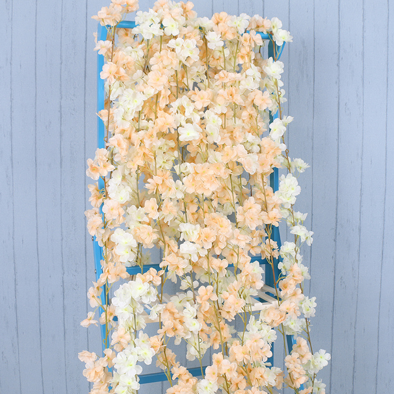 桜の藤の条をシミュレーションしてエアコンのパイプの藤の花の条の木を巻いてプラスチックの造花の藤の条をシミュレーションして花の藤を飾ります。|undefined