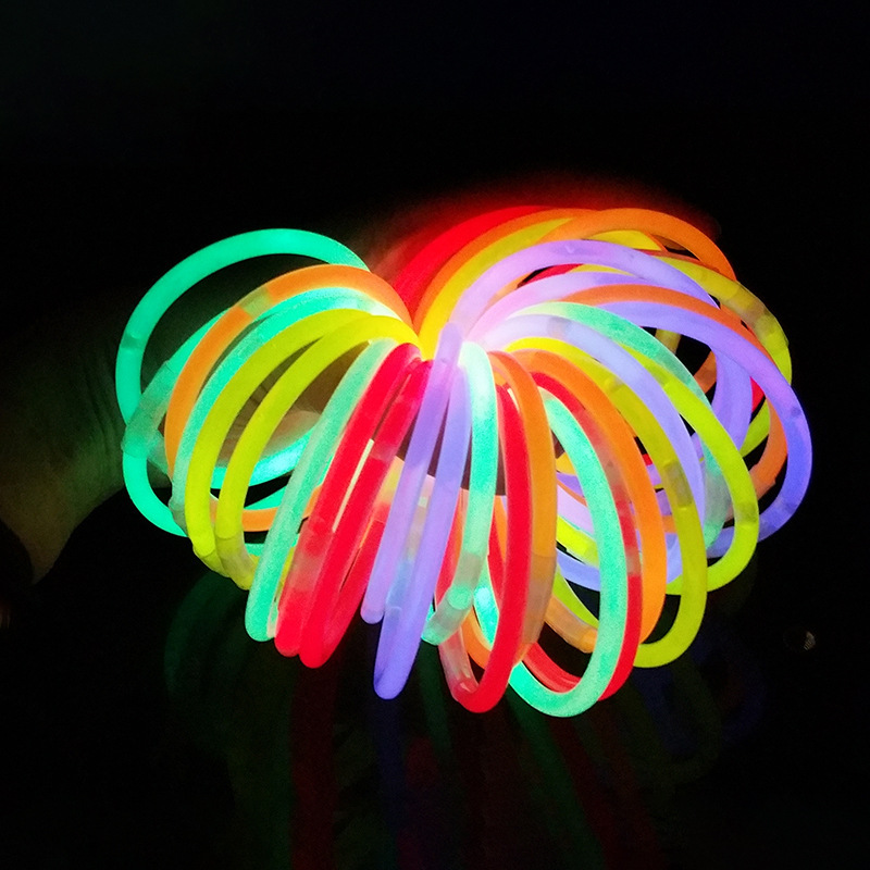 Stall night market supply children's luminous toys glow stick glow stick fluorescent bracelet bracelet Yiwu manufacturers wholesale