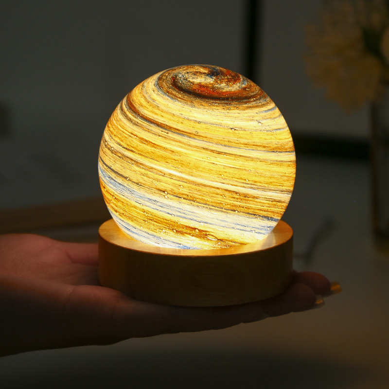 国境を越えた星の夜の明かり夢の虹の星の台の明かりはアイデアのロマンチックな夕日のカップルの朝と夕方のベッドのヘッドライトを覆います。|undefined