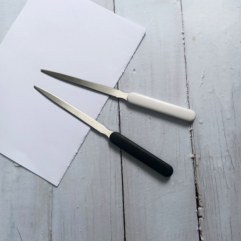 Factory Wholesale Office gift letter opener 19cm stainless steel plastic handle white cross-border envelope knife spot
