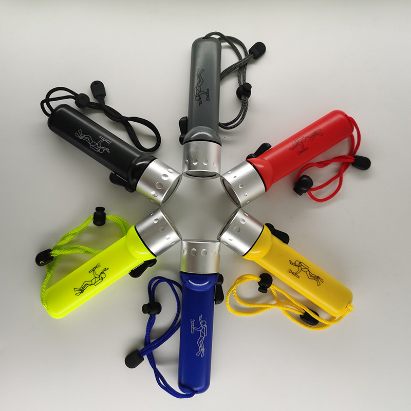 Ordinary dry battery diving Light Heavy Rain operation underwater fish catching operation strong light diving light dry water dual-use flashlight