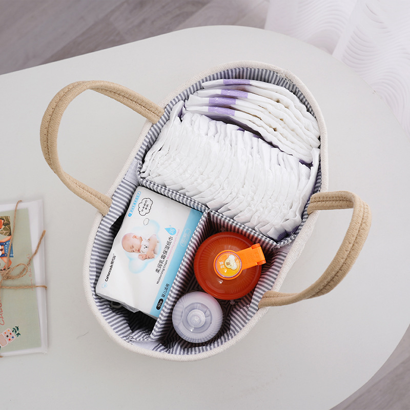 ベビー用品の収納かごはフォーマットを分けて携帯してかごの哺乳瓶を収納します。