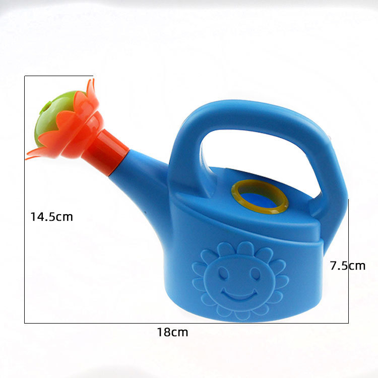 0204プラスチックのひよこは水筒をかけます。子供は風呂に入って水遊びをします。|undefined