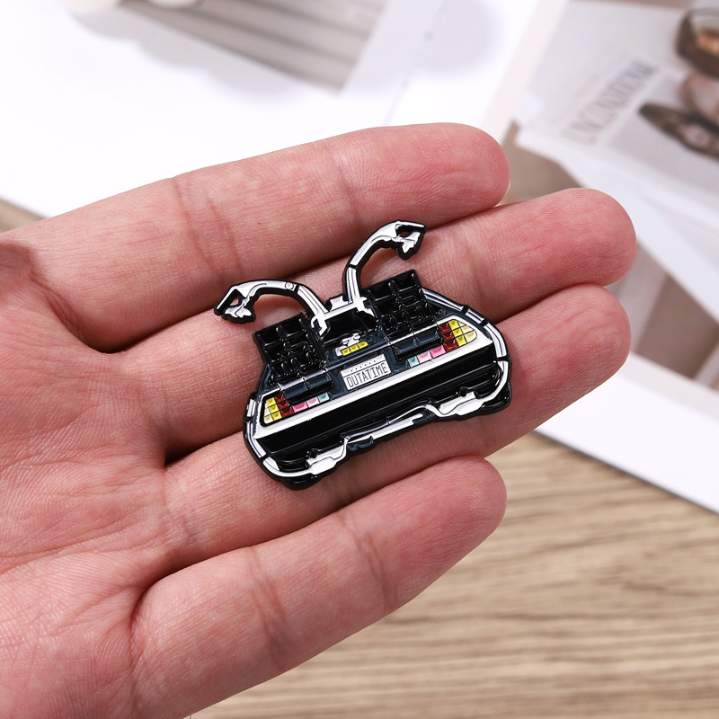 跨境新款時光機造型個性烤漆徽章衣服背包復古風裝飾別針百搭胸針