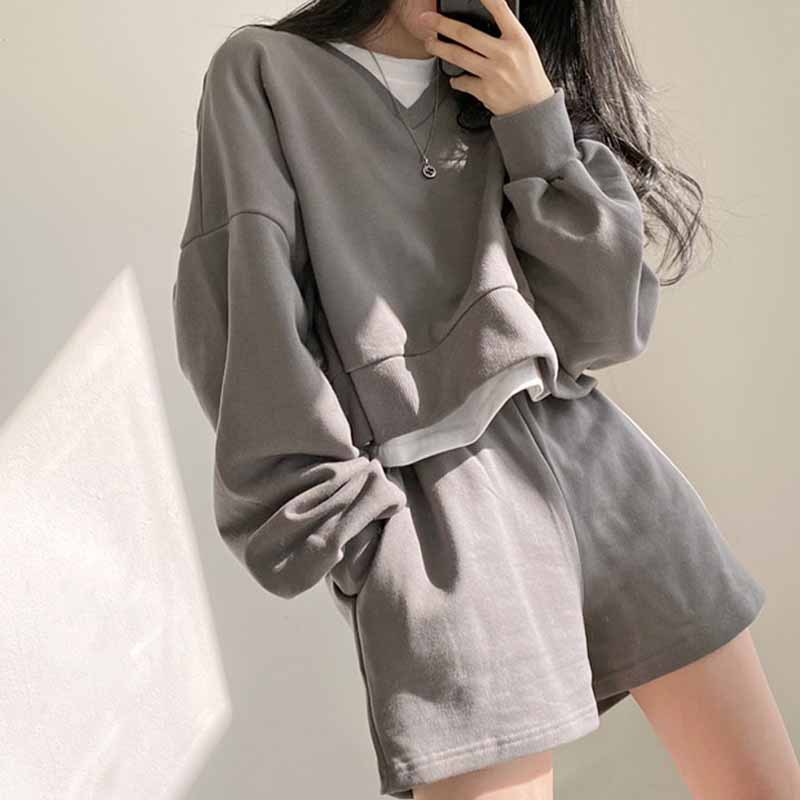 Koreanischer schicker Herbst-Lazy-Style-Pullover mit V-Ausschnitt, lockerem Langarm-Pullover + Shorts mit hoher Taille und weitem Bein, Sportanzug für Damen_voghion.com