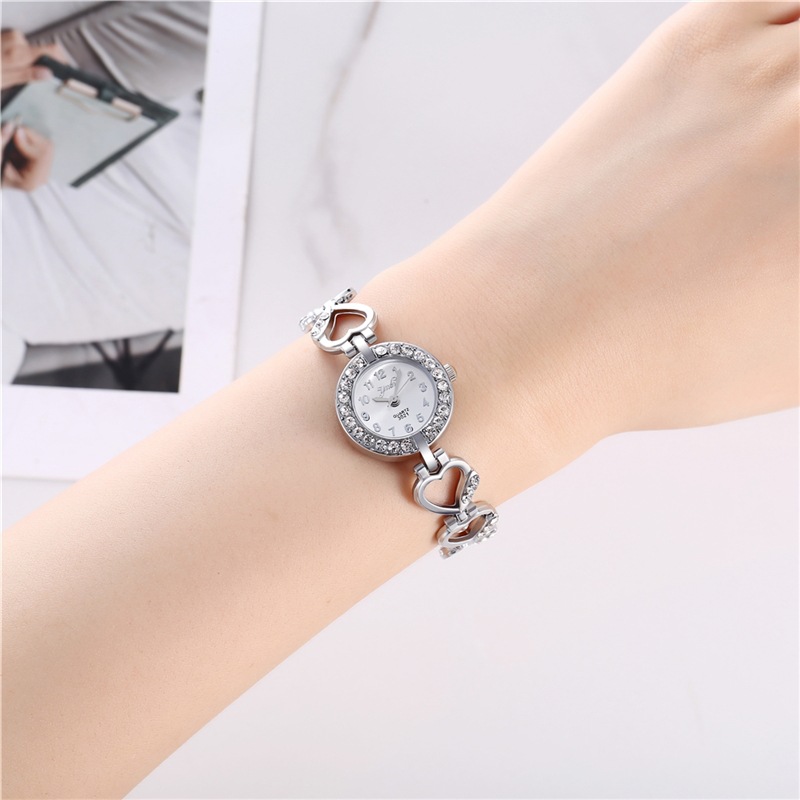 Cross-border New Women's Personality Trend Alloy Bracelet Set Fashion Trend Temperament Diamond Quartz Women's Watch