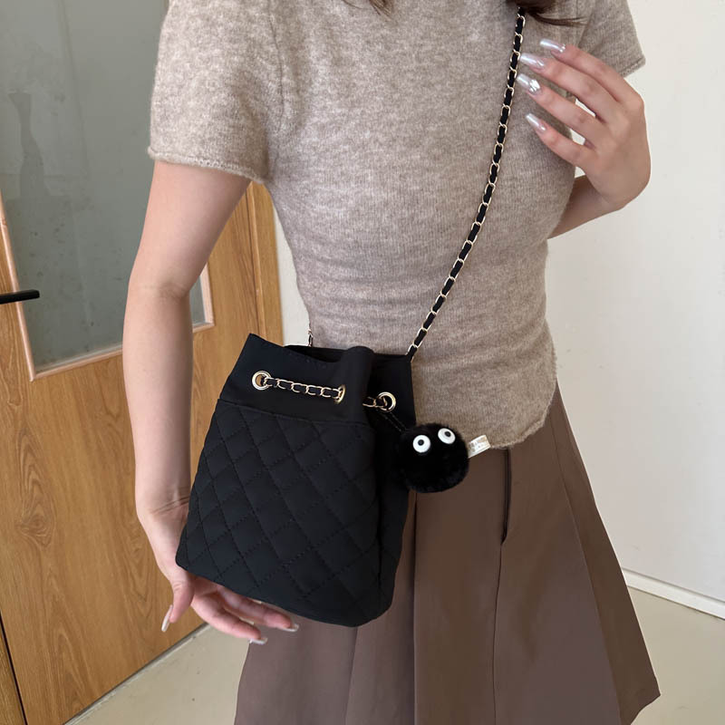 菱格繡線大容量時尚鏈條包包女2024春夏季新款洋氣今年流行水桶包