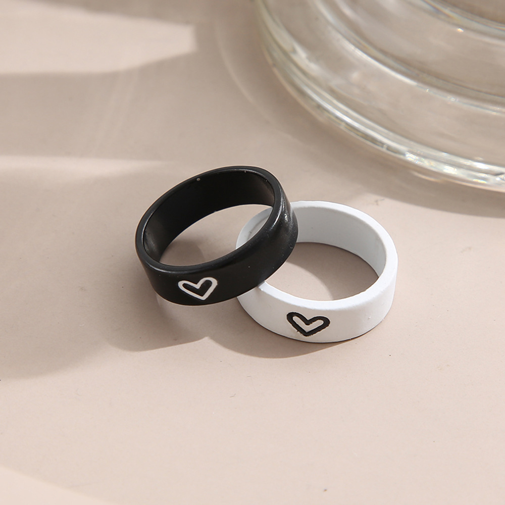 Guoxiu cross-border hot selling creative simple temperament women's girlfriends cute contrast color black and white love couple two-piece ring