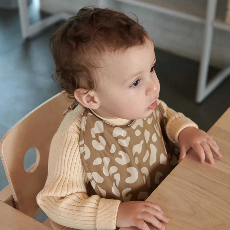 2022 Denmark New Baby Waterproof Dirty-proof Rice Bag Baby Bib Bib Cute Printed Baby Spit Towel