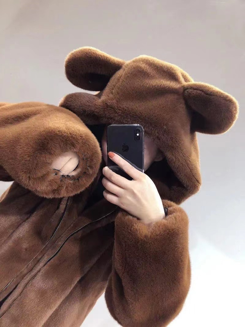 Giacca in pelliccia di media lunghezza con cappuccio e orecchie d'orso carine e larghe in pelliccia spessa invernale 2023 per donna_voghion.com