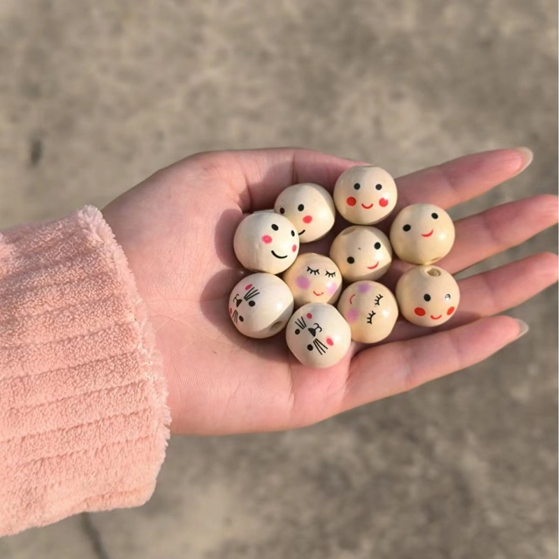 国境を越えてよく売れている卸売りの笑顔の木の玉の20mmのカラー印の玉の散珠の手は丸い木の玉のフリンジバッグを刺します。|undefined