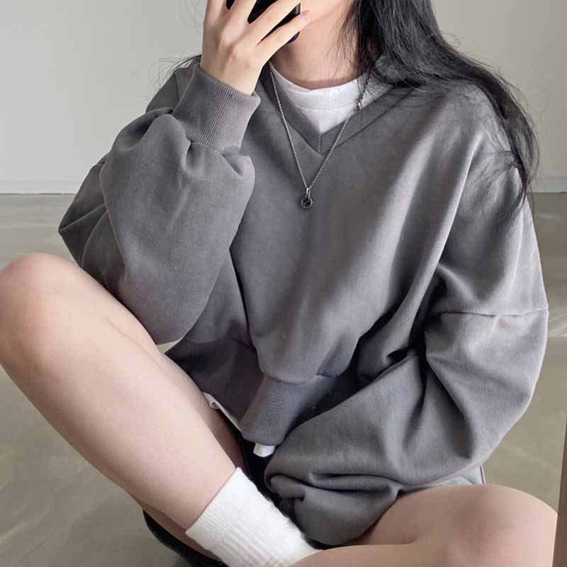Koreanischer schicker Herbst-Lazy-Style-Pullover mit V-Ausschnitt, lockerem Langarm-Pullover + Shorts mit hoher Taille und weitem Bein, Sportanzug für Damen_voghion.com