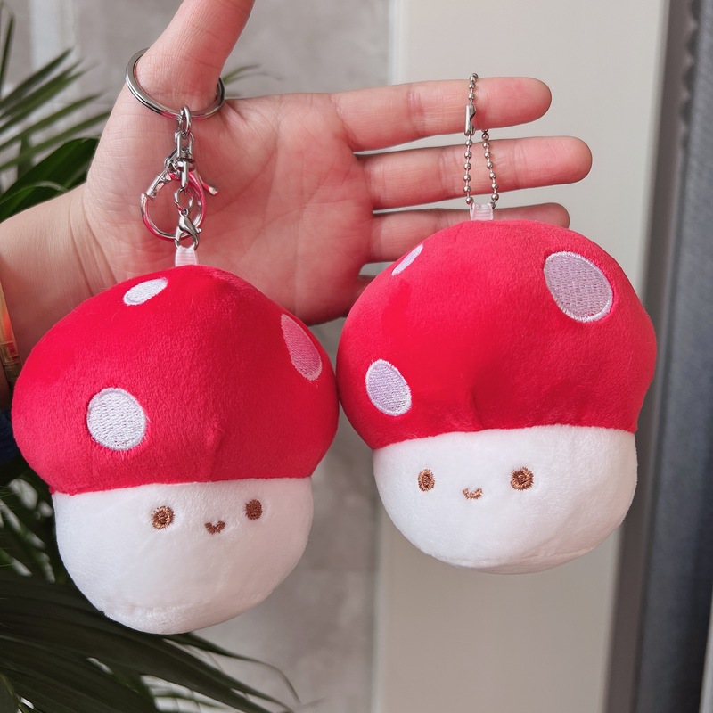 キャッチマシンの子供のキノコの小さいペンダントのぬいぐるみの夜市は地面を押して投げます。|undefined