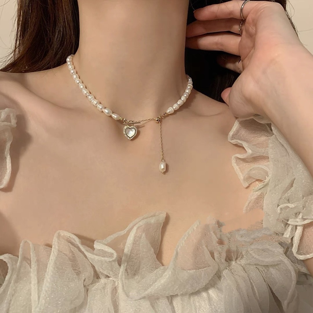 Ins-style pearl necklace, women's versatile and niche design, high-end light luxury clavicle chain with heart-shaped pendant, wholesale jewelry