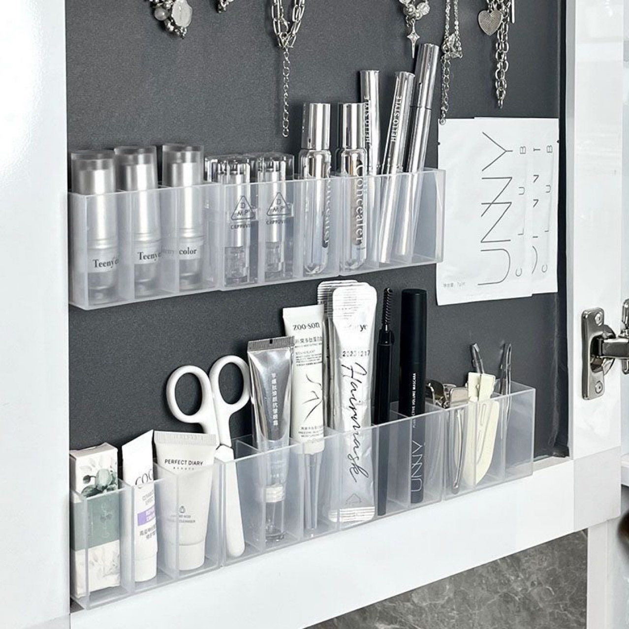 Punch-free wall-mounted grid box mirror cabinet small storage box eyebrow Clip scissors eyebrow pencil brush lipstick storage rack