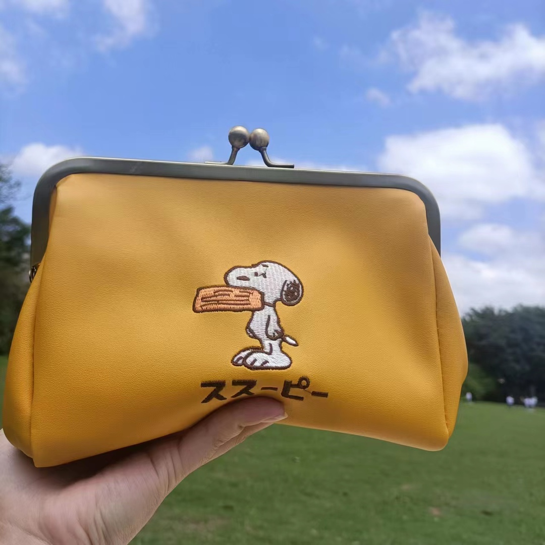 Spot Japanese Snoopy New Clip Bag Cute Cartoon Cute Fun Cosmetic Bag Lipstick Jewelry Storage Coin Wallet