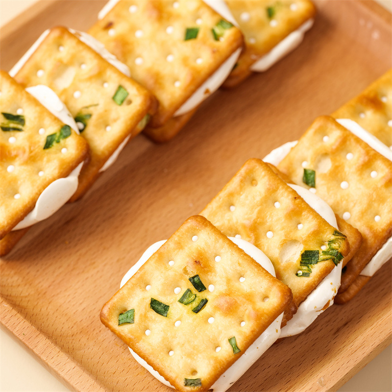 Bulk 500g scallion-flavored cow rolled biscuits nostalgic handmade beetle sandwich biscuits pastries casual snacks wholesale