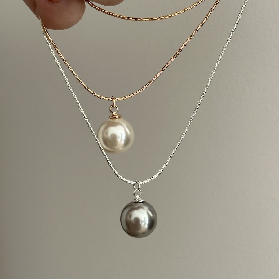2023 Extra Color Strong Light Shijia Pearl Grey White Single Pendant Joker Simple Snake Bone Chain Cool High Style