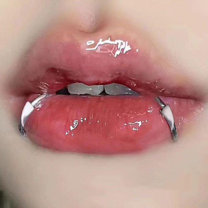 Factory direct cross-border stainless steel polished fashion popular personality fangs crescent lip ring lip ornaments wholesale