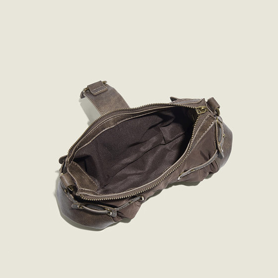 Retro distressed underarm bag American bag waste soil style 2023 autumn and winter New one-shoulder portable rivet French stick bag