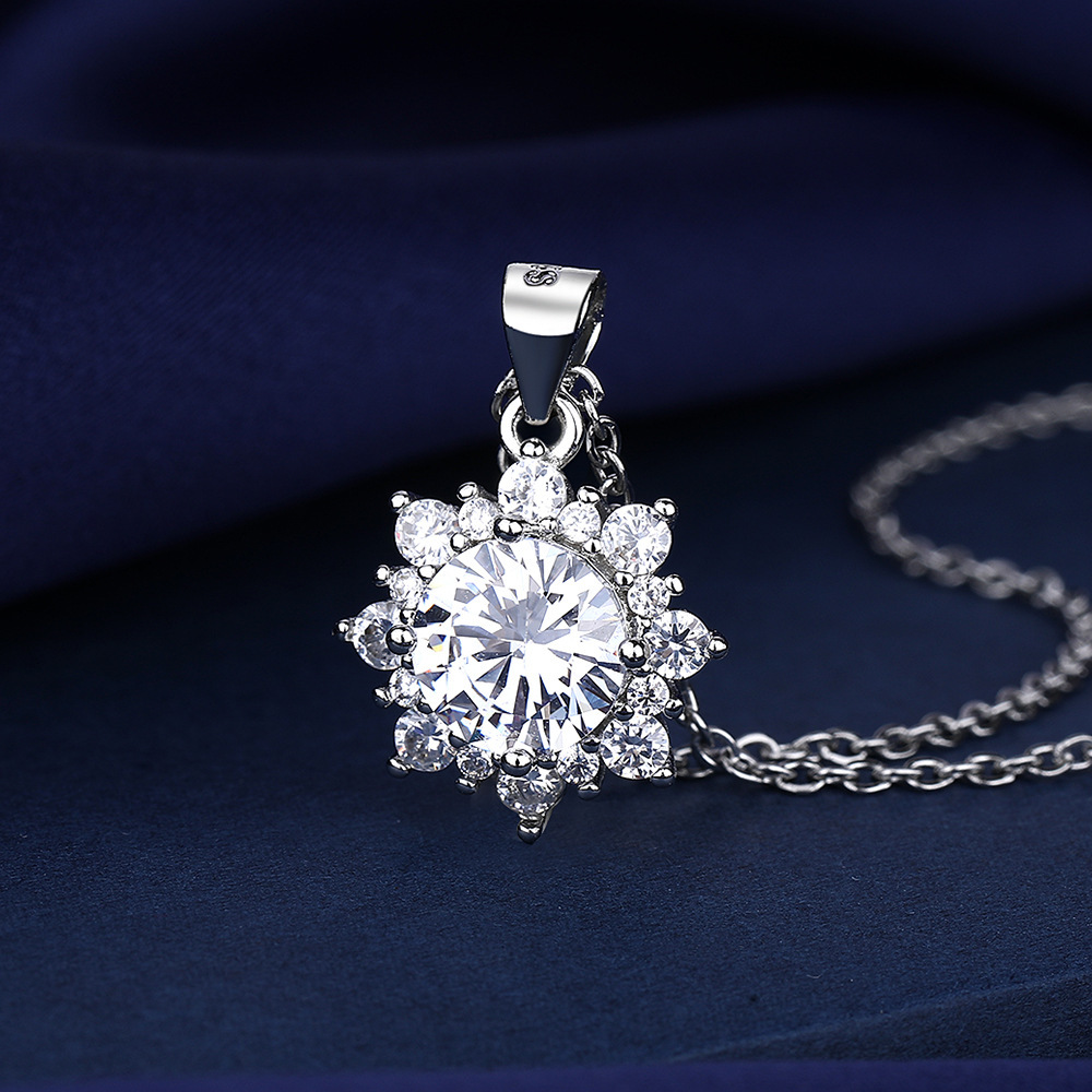 Korean 2023 Fashion Korean Necklace Sunflower Mosang Women's 2 Karat Pendant Diamond High-end Light Luxury Wholesale