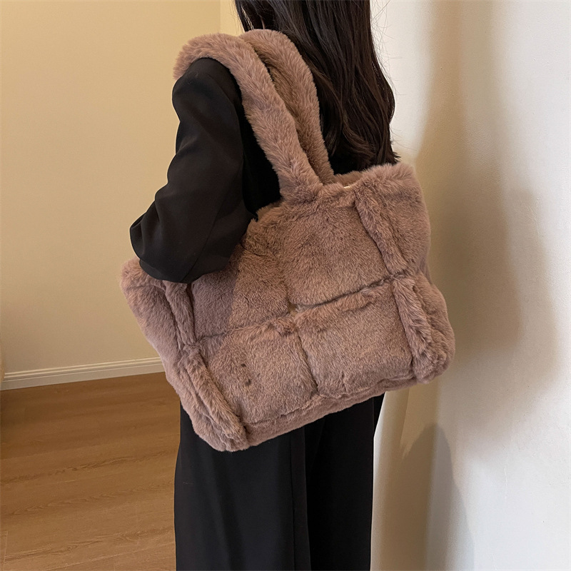 Plush bag women's high-grade sentong Qin tote bag western style all-match shoulder Women's bag large capacity portable furry bag