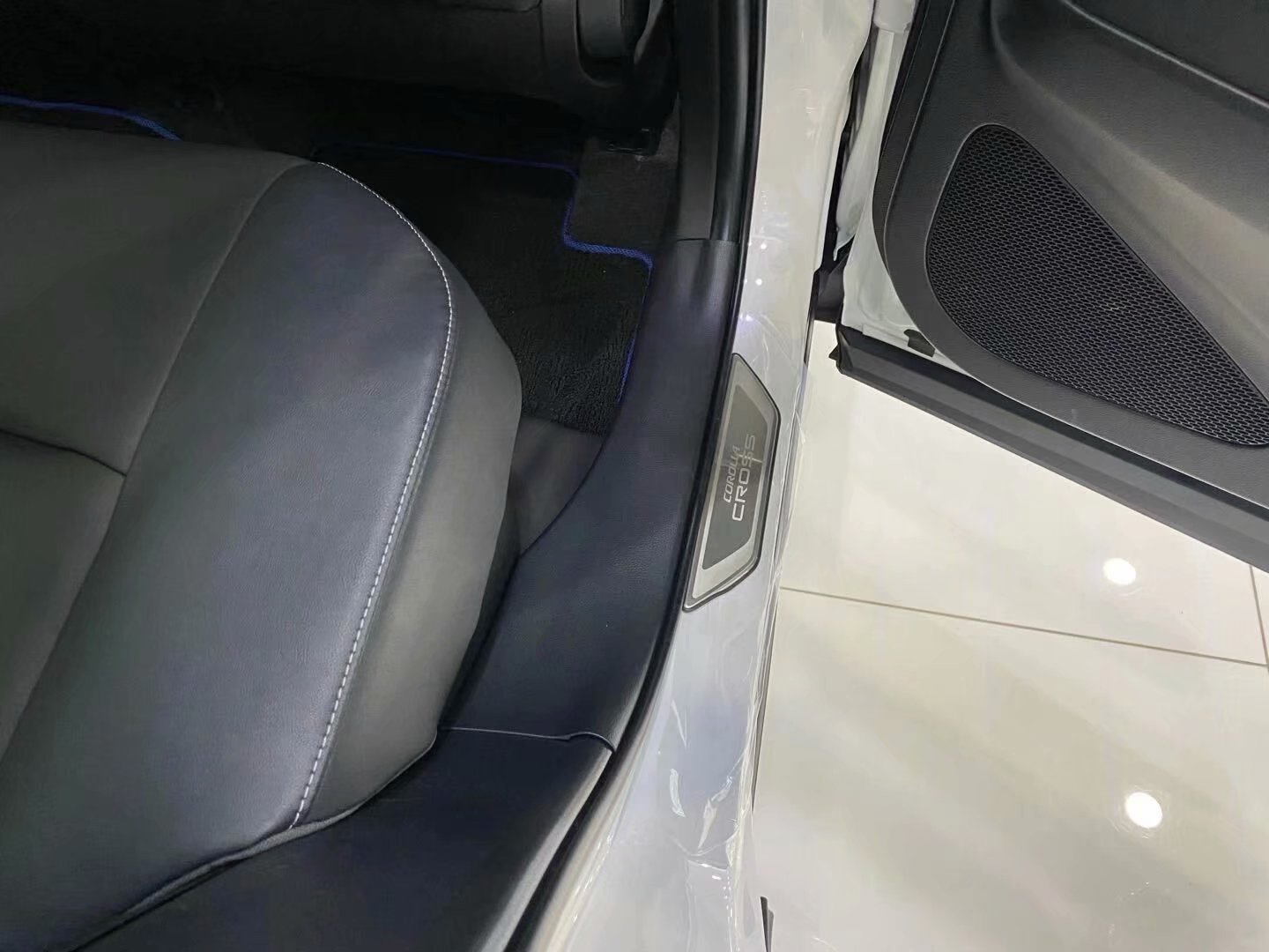 2020-corolla-cross-welcome-pedal-exterior-door-sill-trim-car-accessories-modification-exterior-decoration-parts