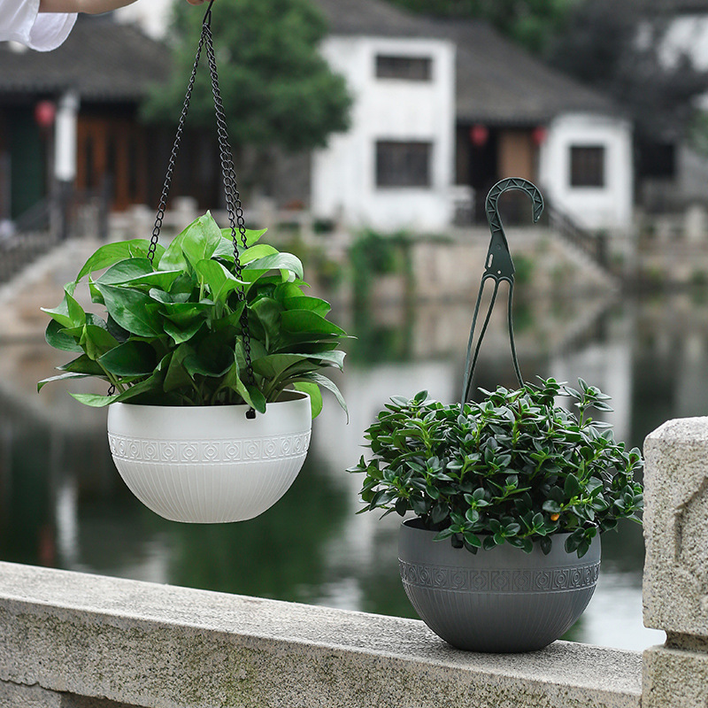 美軒吊りかごのプラスチックの植木鉢は中国風に掛けられています。|undefined