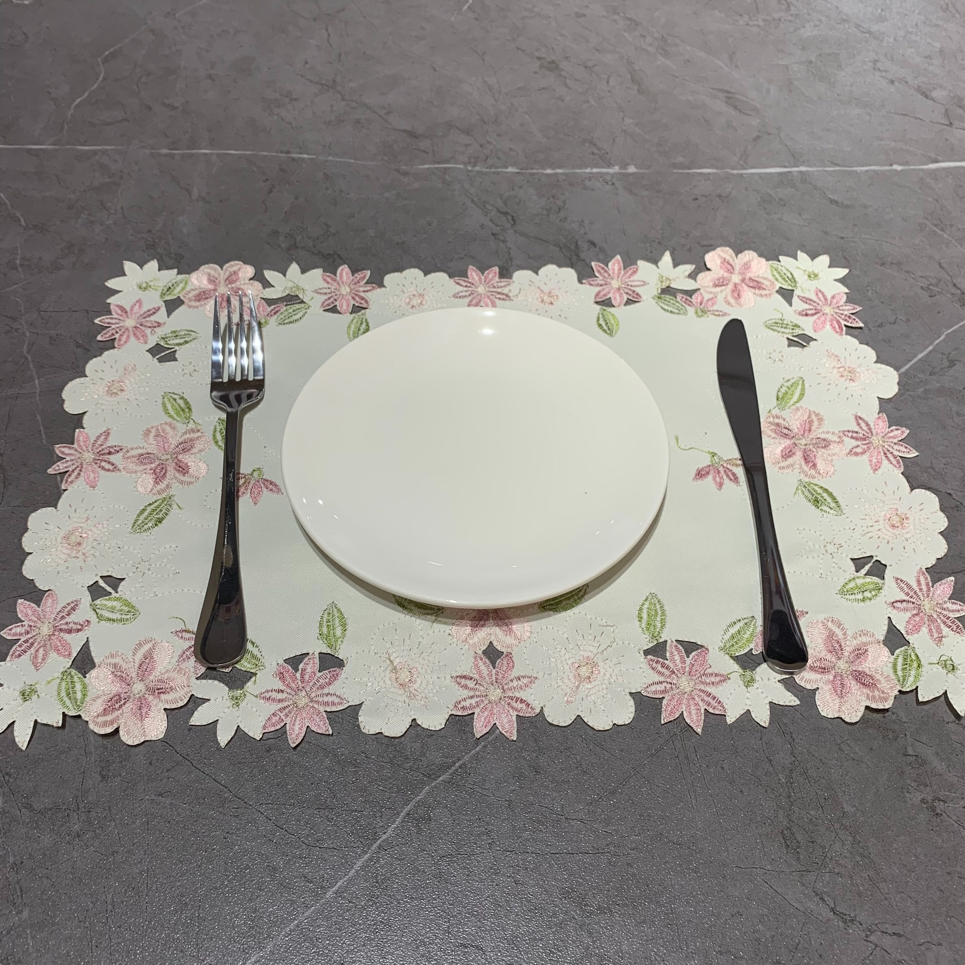 Amazon New Foreign Trade Polyester Western Food Mat Small Floral ins Embroidered Hollow Fabric Table Mat Heat Insulated Food Mat