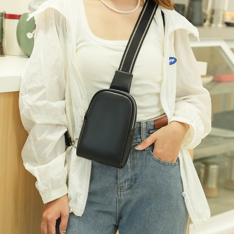 Men's and women's same bag 2023 new small chest bag in stock wholesale cross-border foreign trade Women's bag soft leather women's messenger bag