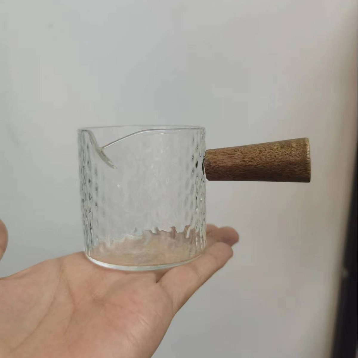 Simple glass striped small Milk Cup vertical pattern glass coffee measuring cup hammer pattern solid wood wooden handle milk pot wooden handle coffee cup