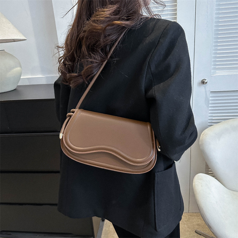 Women's bag 2023 Winter niche Western style shoulder bag versatile texture portable phone bag Korean style underarm women's bag fashion