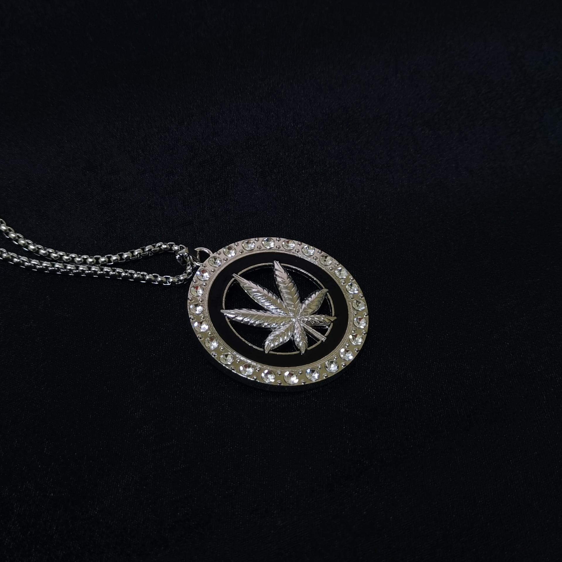 Full diamond disc Maple Leaf